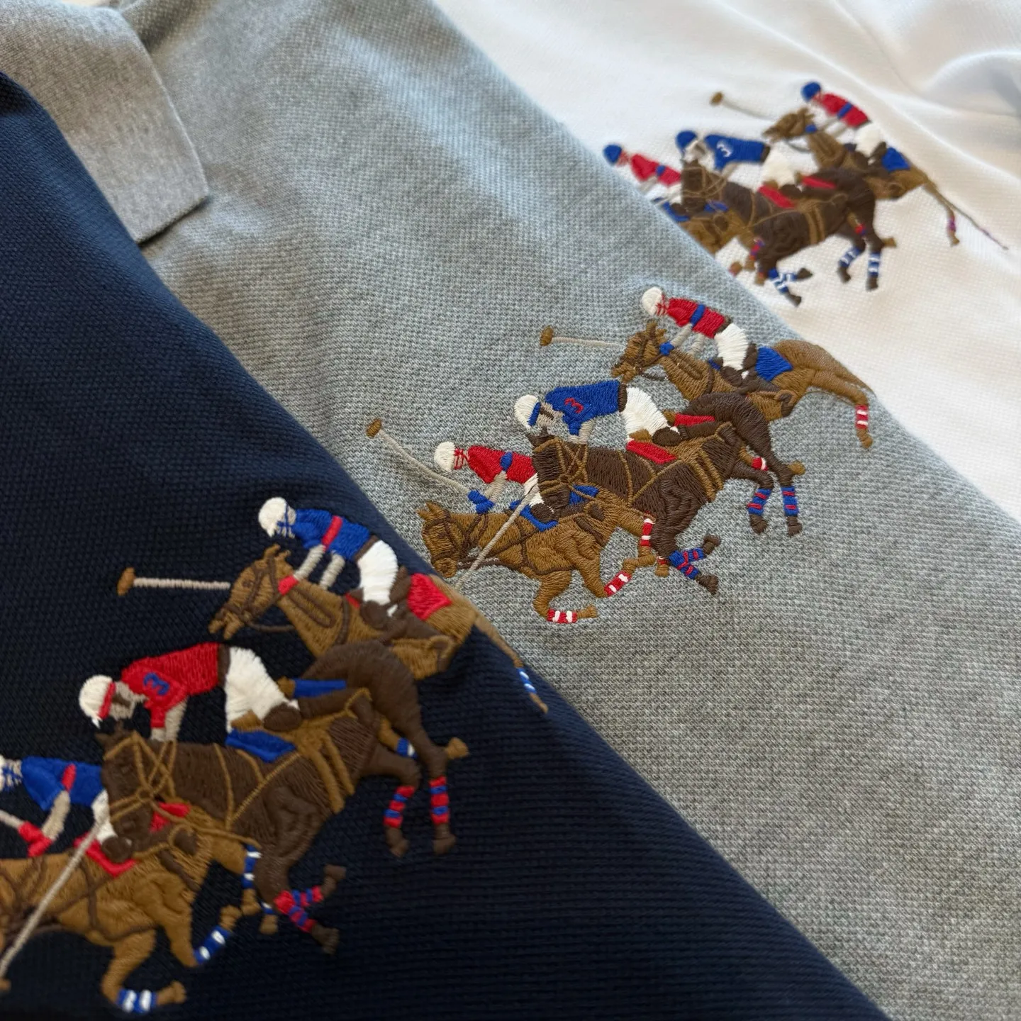 P170 Style No. RL02 (four colors) Ralph Lauren/Ralph Lauren Three Ponies embroidered logo, lapel polo shirt, T-shirt short-sleeved, fabric 100% pique cotton, imported embroidered logo on the chest, custom threaded collar, Malaysian embroidery, the highest version, suitable for business and leisure daily use! 🌘Two-button placket, laser logo pearlescent resin buttons, cuffs and hem using double-thread sewing technology, different currency versions, full set of original three-label accessories!   SIZE #S~XXL Color#Black Navy Gray White